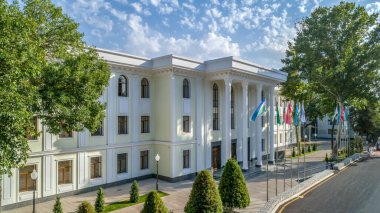 İş ve yönetim sarayı. Kurum