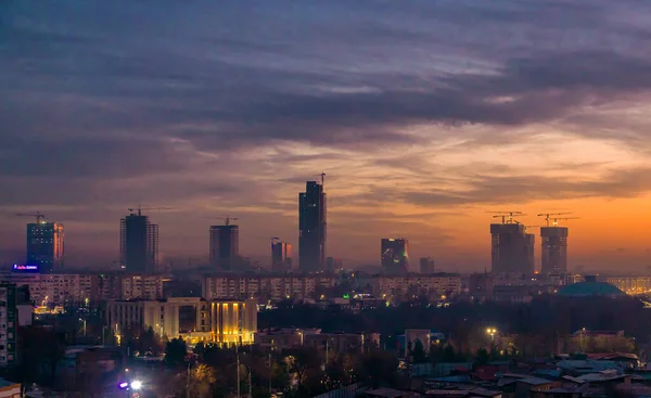 Özbekistan, Taşkent. Taşkent şehir parkı. gece