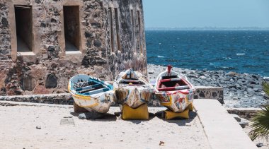 Senegal balıkçılarının tekneleri, Gore Adası..