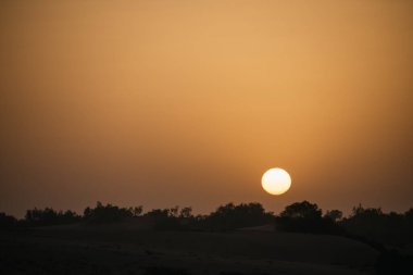 Senegal çölünde Afrika gündoğumu