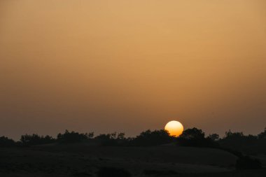 Senegal çölünde Afrika gündoğumu