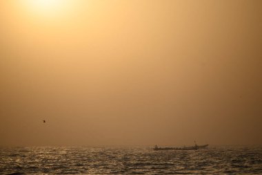 Teknelerle Senegal Denizi 'nde gün batımı