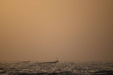Teknelerle Senegal Denizi 'nde gün batımı