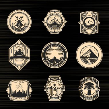 Klasik kamp etiketleri ya da açık hava macera eğlence temalı logo amblemleri, vektör illüstrasyonu.