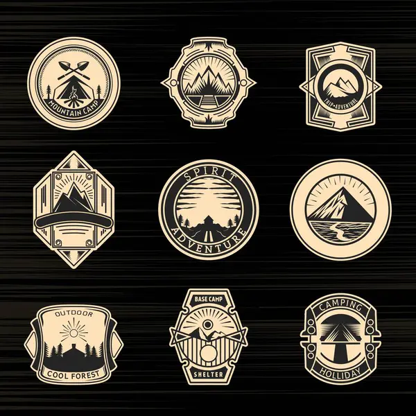 Klasik kamp etiketleri ya da açık hava macera eğlence temalı logo amblemleri, vektör illüstrasyonu.