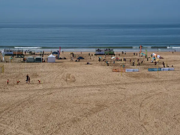 Portimao, Algarve, Portekiz, 03 16 2024. Beach Padel: Portekiz Praia da Rocha 'da Padel ve futbolun tadını çıkaran erkekler ve kadınlar