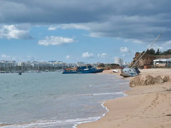 Ferragudo, Algarve, Portekiz - 03 11 2024. Fırtınanın Sonrası: Ferragudo Sahili 'nde Tekneler Mahsur Kaldı.