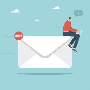 E- posta işleme, verimlilik veya verimlilik evden uzak çalışma, e-postaya her yerden hızlı cevap. Küçük insanlar. Adam cevabı yazıyor. İşadamı, müdür, çalışan postaları kontrol ediyor..