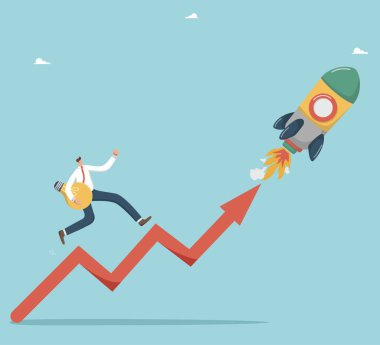 Büyük başarılar elde etmek için dahice fikirler, başarının anahtarı olarak yenilik, yaratıcılık ve beyin fırtınasında kariyer basamaklarını hızla tırmanmak, elinde ampul olan bir adam ok boyunca koşar..