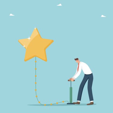 Büyük başarı ve kariyer gelişimi için yeni fırsatlar arayışı, yüksek çalışma ve öğrenim için arzu, hedeflere ulaşmak için yaratıcılık ve yaratıcılık, insan bir yıldız balonunu pompayla şişirir.