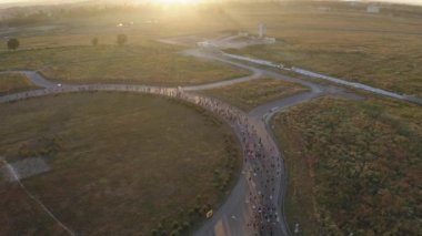 Kazakistan 'daki Almaty Maratonu' nda koşan insanların video çekimi. 4k drone görüntüsü