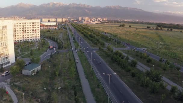 Flygfotografering Människor Som Springer Almaty Marathon Kazakstan Drönare Film — Stockvideo