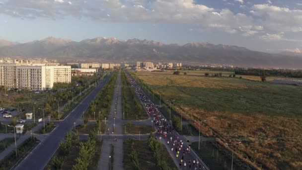 Tournage Vidéo Aérien Personnes Qui Courent Marathon Almaty Kazakhstan Drone — Video