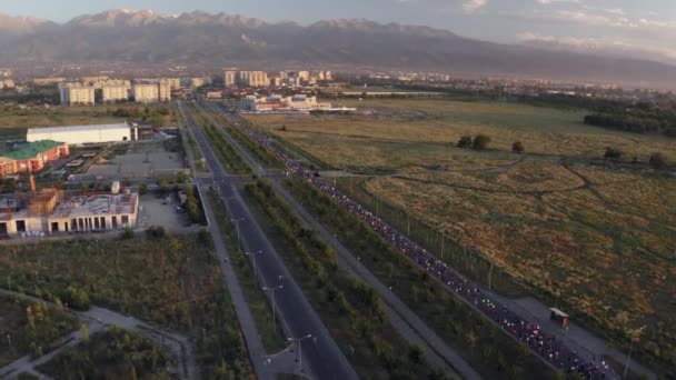 Grabación Vídeo Aéreo Gente Corriendo Maratón Almaty Kazajstán Imágenes Drone — Vídeo de stock