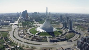 Khan Shatyr ile şehir merkezinin hava görüntüsü. Astana, Kazakistan 4K 'da.