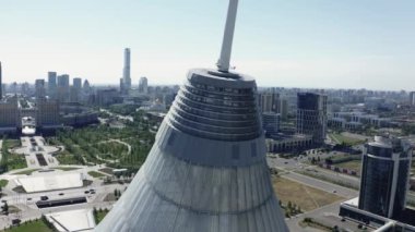 Khan Shatyr ile şehir merkezinin hava görüntüsü. Astana, Kazakistan 4K 'da.