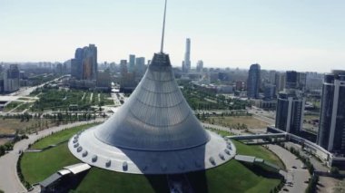 Khan Shatyr ile şehir merkezinin hava görüntüsü. Astana, Kazakistan 4K 'da.