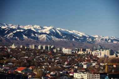 Şehir manzarası sabah karlı dağların arka planında