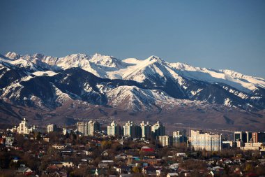 Şehir manzarası sabah karlı dağların arka planında