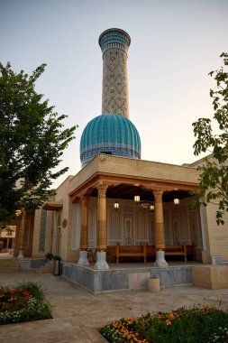 Güzel minare ve Semerkand 'daki yeni medresenin kubbesi, mavi gökyüzü..