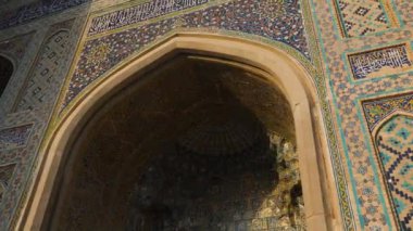 Özbekistan 'ın antik Semerkant şehrinin göbeğindeki Registan Meydanı. 4k görüntü