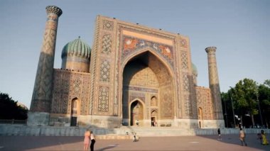 Özbekistan 'ın antik Semerkant şehrinin göbeğindeki Registan Meydanı. 4k görüntü