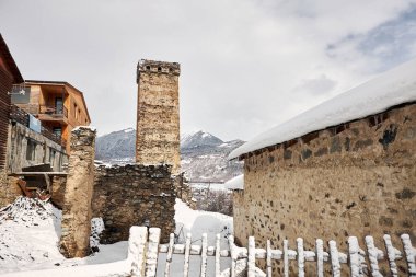 Kışın Gürcistan 'ın Svaneti bölgesinde Mestia köyünün kuleleri