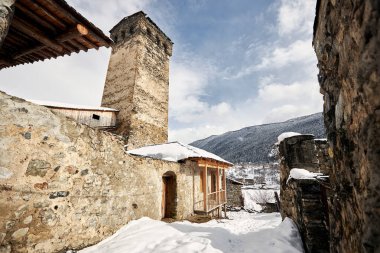 Kışın Gürcistan 'ın Svaneti bölgesinde Mestia köyünün kuleleri