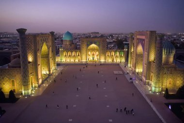 Semerkant Özbekistan 'daki Registan Meydanı' nın akşam hava görüntüsü 