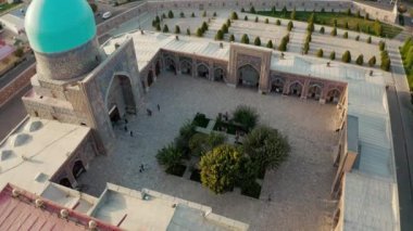 Güneş batarken Semerkant Özbekistan 'daki Registan Meydanı' nın hava görüntüsü. Yüksek kalite 4k görüntü