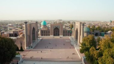 Güneş batarken Semerkant Özbekistan 'daki Registan Meydanı' nın hava görüntüsü. Yüksek kalite 4k görüntü