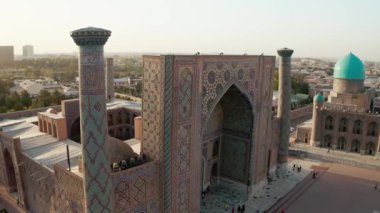 Güneş batarken Semerkant Özbekistan 'daki Registan Meydanı' nın hava görüntüsü. Yüksek kalite 4k görüntü