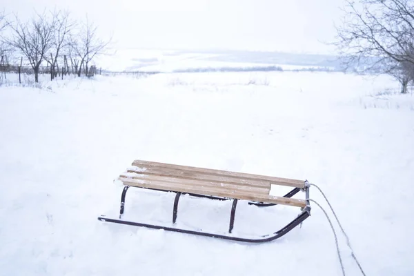 Doğada tahtadan bir kızak.