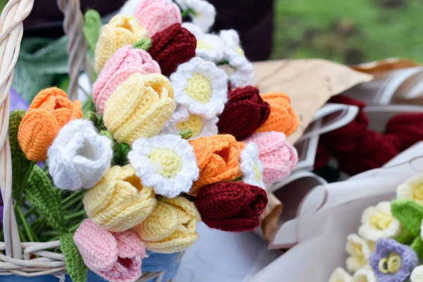 İşlemeli mor lavanta çiçekleri, iplik ve beyaz işlemeli çiçekler.