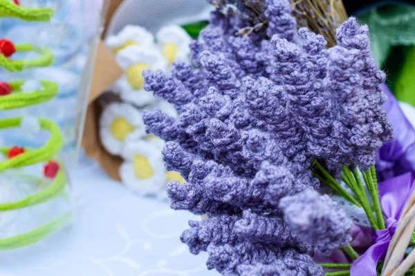 İşlemeli mor lavanta çiçekleri, iplik ve beyaz işlemeli çiçekler.