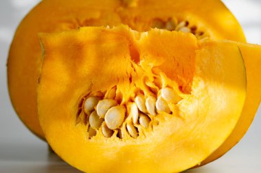 Pişirmek için kesilmiş olgun sarı kabak, doğal ışık.