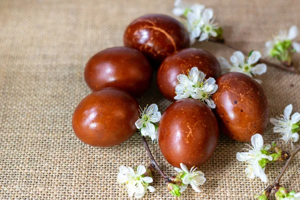 Paskalya yumurtaları doğal olarak soğan kabuklarıyla renklendirilir.