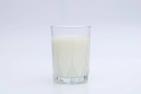 Glas Färsk Mjölk Vit Bakgrund — Stockfoto