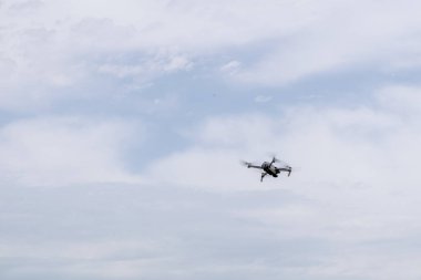 İnsansız hava aracı gökyüzü arkaplanından uçuyor ve çekim yapıyor, yazmak için boşluk