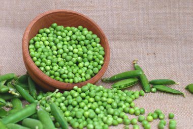 Tahta kasede taze bezelyeler, organik sebze ürünleri konsepti.