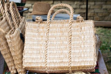 Kırsal tarzda el yapımı hasır çanta.