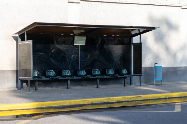 Otobüs durağı, kasabada yolcu durağı, yol kenarı..