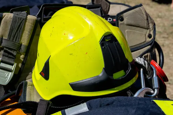 Üniformalı itfaiyeciler için koruyucu kask.