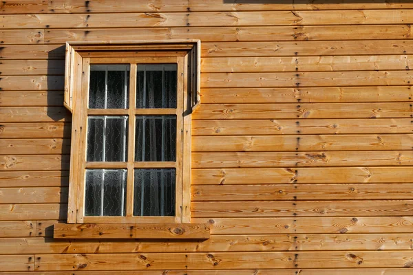 带有窗户的木制房屋墙壁 空白书写空间 图库图片