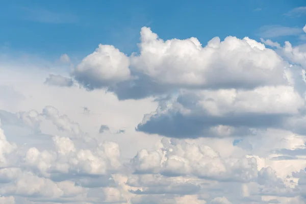 蓝天背景多云 自然空中景观 免版税图库照片