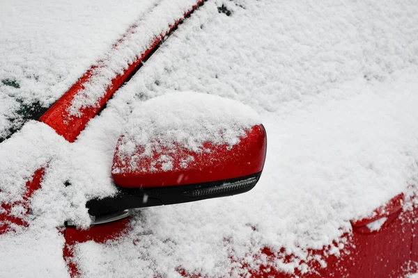 Araba kısmı karla kaplı, ilk kar yağışı, kış arabası hazırlık konsepti.