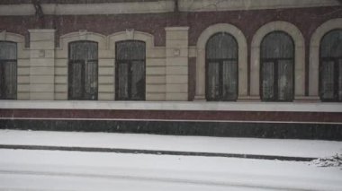 Sokakta kar, kışın ev.