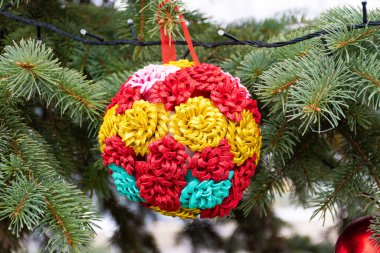 Ağaçta asılı renkli Noel ağacı oyuncağı