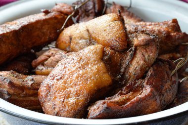 Ev yapımı tütsülenmiş domuz eti geleneksel olarak hazırlanır.
