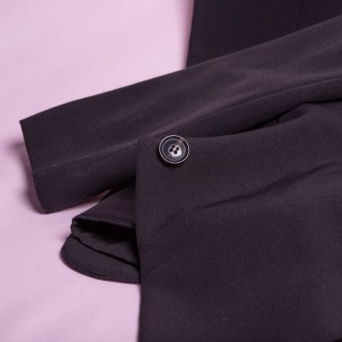 - 10. Siyah cekette bir düğme.